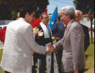 D. Juan Carlos Aparicio, Alcalde de Burgos, felicitando a Salvador durante la inauguracin